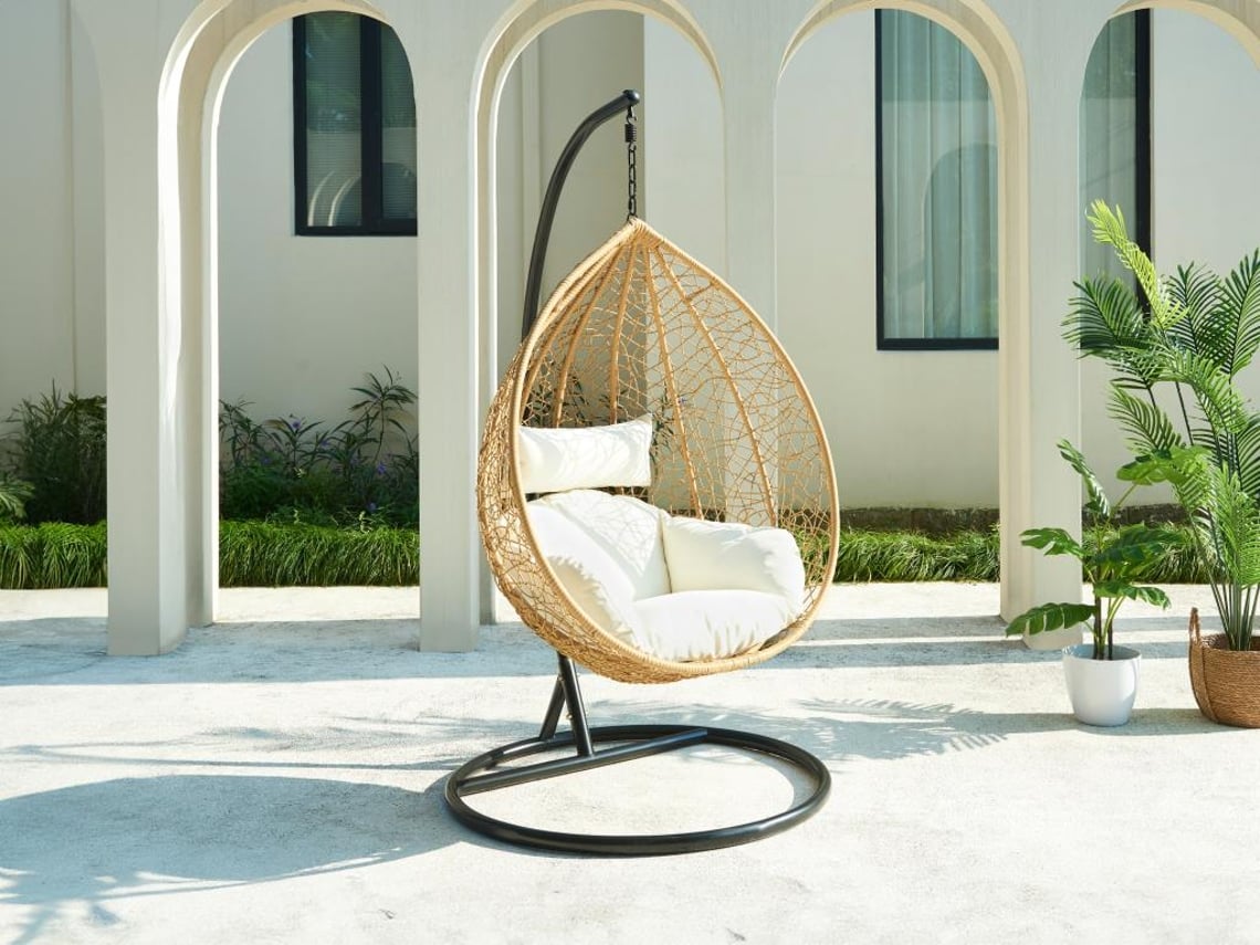 Cadeira suspensa em vime sintético natural claro Campli de MYLIA